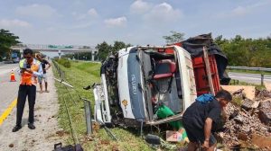 Truk Hantam Bus di Tol Cipali, Belasan Orang Terluka