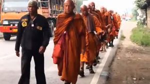 Biksu Thudong 3 Hari di Cirebon Lakukan Ritual Keagamaan