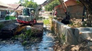 Kerahkan Alat Berat, DUPTR Normalisasi Sungai