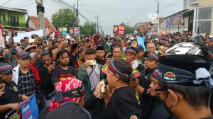 Ribuan Warga Cirebon Timur Tumplek Dalam Aksi Menggugat Jalan Rusak
