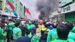 Driver Ojol Geruduk dan Segel Kantor Grab