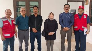 PMI Kabupaten Cirebon Salurkan Santunan pada Keluarga Anak Tenggelam di Sungai Buntet