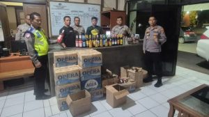 Polsek Gempol Sita Ratusan Botol Miras Siap Edar