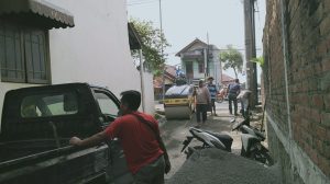 Pemdes Batembat Gercep Lakukan Pengaspalan Jalan Rusak Blok Pejagalan Lama