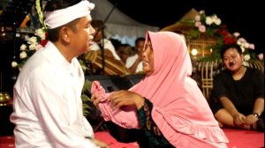 KDM Berikan Uang Kaget 25 Juta ke Istri Ketua RT Desa Pasuruan