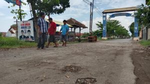 Warga Kalipasung Kecewa, Pintu Masuk Jalan Poros Kalipasung - Serang Tak Diperbaiki