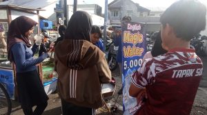 Di CFD, Mahasiswa Unisa Kuningan Ajak Masyarakat Percaya Diri Berbahasa Inggris