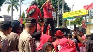 Ratusan Kader PDI Perjuangan Kepung PN Majalengka, Massa Kecewa Putusan Hakim Soal Pemecatan Kader Pengkhianat