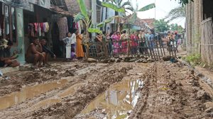 Warga Japura Kidul Tutup Akses Jalan Penghubung Antar Kecamatan, Alarm Keras Bagi Pemkab Cirebon