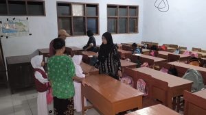 Hari Pertama Masuk Sekolah, Wali Murid di Indramayu Berebut Bangku Depan