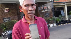Salah satu warga Desa Bendungn, Maid tunjukan bukti surat laporan kepolisian. (Foto: Johan/FC)