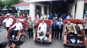 100 Tukang Becak Lansia