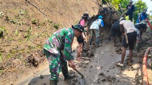 Jalan Tertutup Longsor