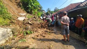 Jalan Tertutup Longsor